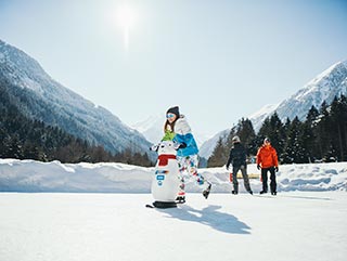 Winter vacation Stubaital | Ice Skating | Hotel Wiesenhof Mieders Tyrol